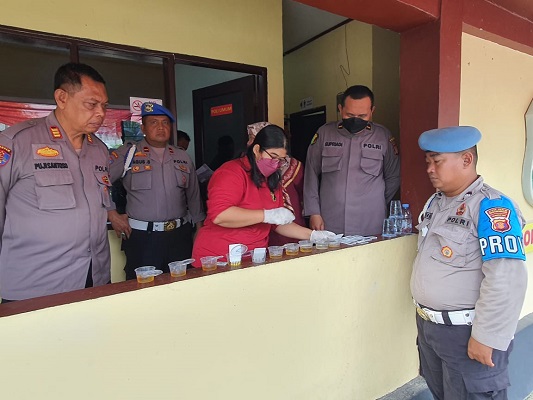 Mendadak, Personel Polres Kukar Dites Urin