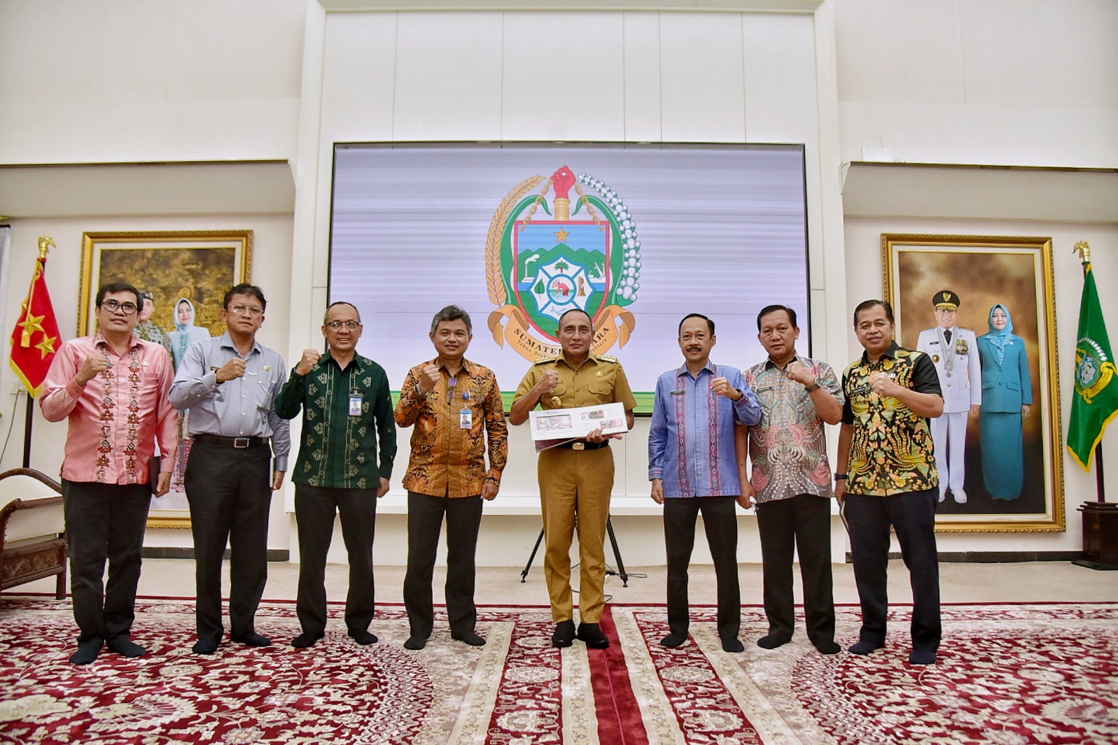 Peresmian Uang Kertas Cetakan 2022, Edy Rahmayadi Terima Uang Kertas Baru dengan Nomor Seri Sesuai Tanggal Kelahiran