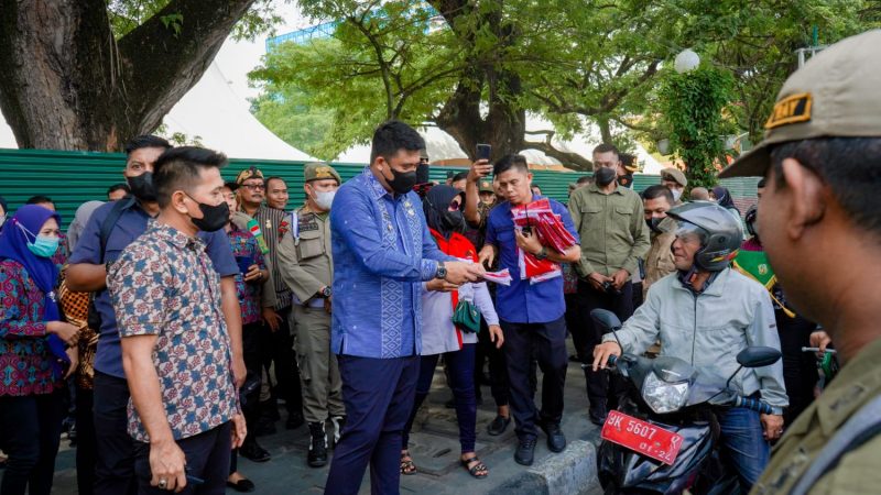 Bangkitkan Rasa Nasionalisme Warga, Wali Kota Bagikan Bendera    Bobby Nasution Ajak Merah Putihkan Medan