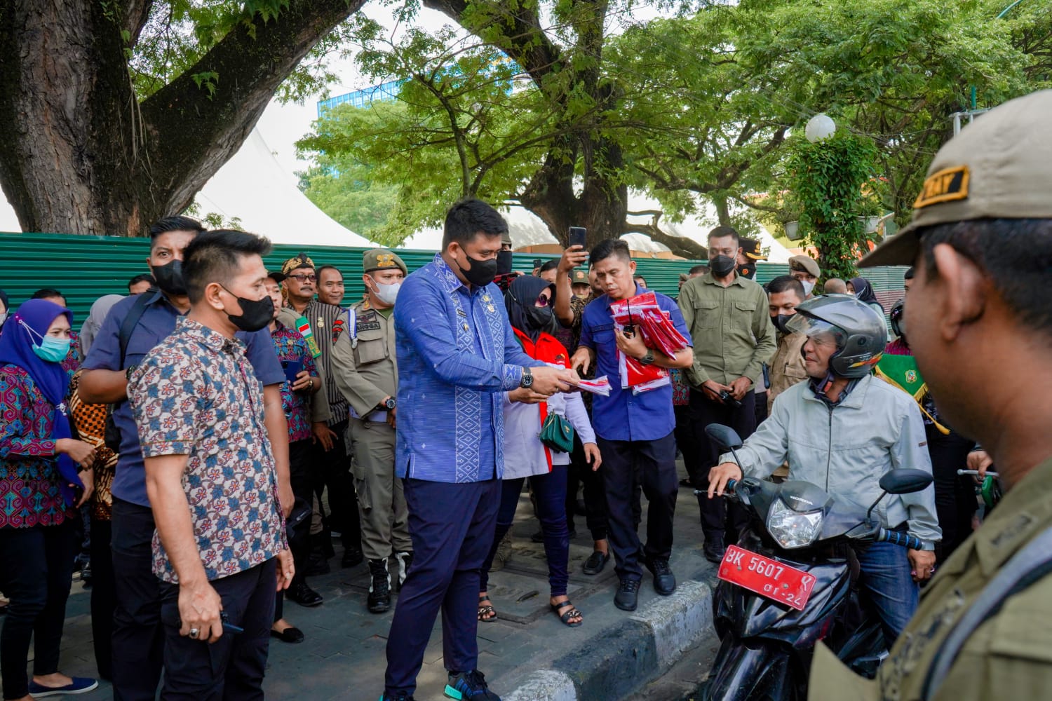 Bangkitkan Rasa Nasionalisme Warga, Wali Kota Bagikan Bendera    Bobby Nasution Ajak Merah Putihkan Medan