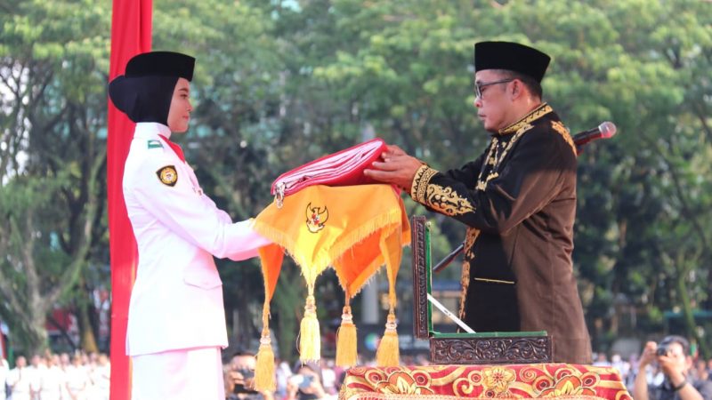 Upacara Penurunan Bendera Merah Putih Di Lap. Benteng Medan Berlangsung Lancar, Wakil Wali Kota Medan Serahkan Tanda Kehormatan Satyalancana Karya Satya Dari Presiden RI