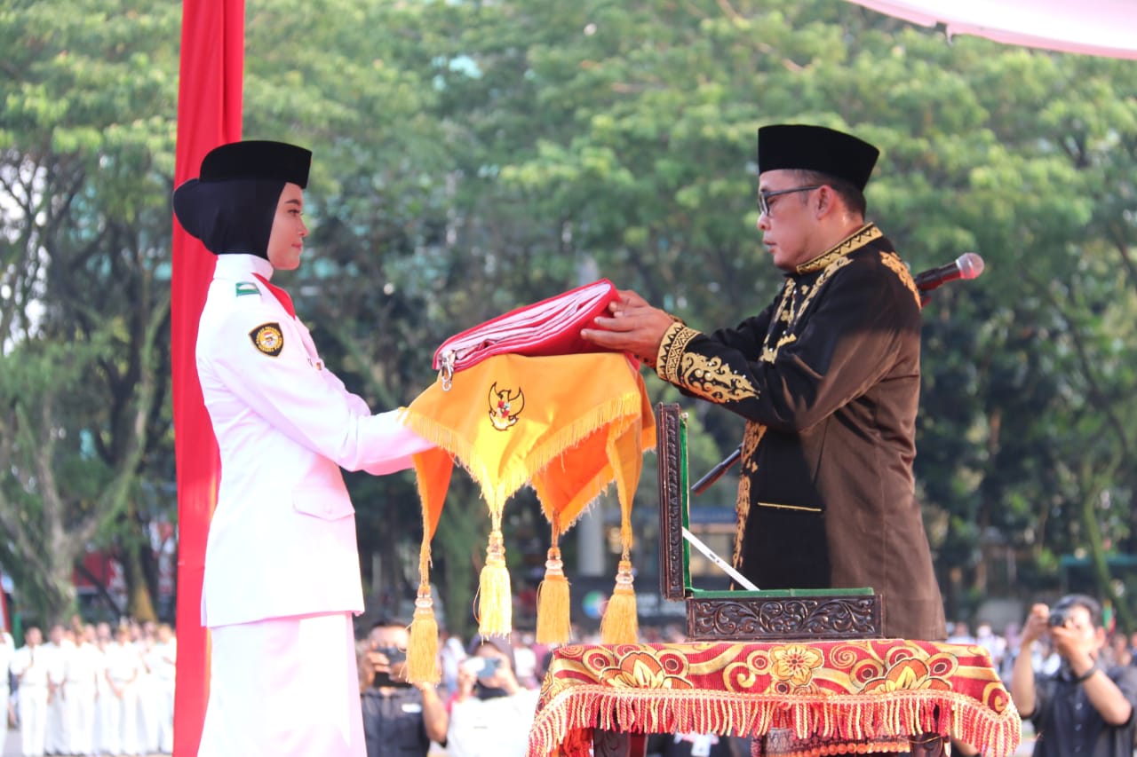 Upacara Penurunan Bendera Merah Putih Di Lap. Benteng Medan Berlangsung Lancar, Wakil Wali Kota Medan Serahkan Tanda Kehormatan Satyalancana Karya Satya Dari Presiden RI