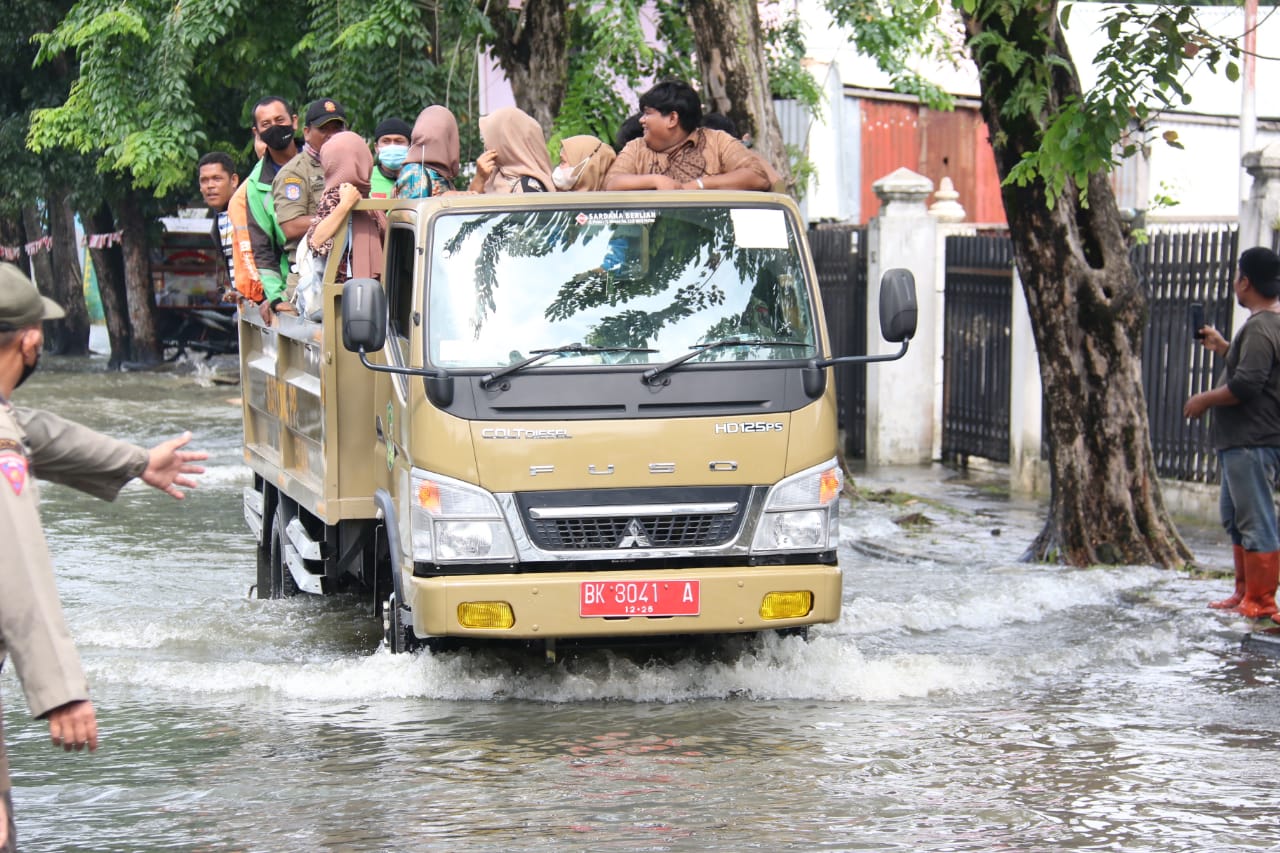 Gerak Cepat Kecamatan Medan Selayang Membantu Masyarakat Yang Terjebak Banjir. Warga : Terimakasih Pak Wali Kota Sudah Membantu Saya Pergi Kerja