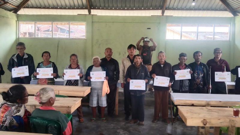 Kades Aek Raja Bagikan BLT Tahap 3