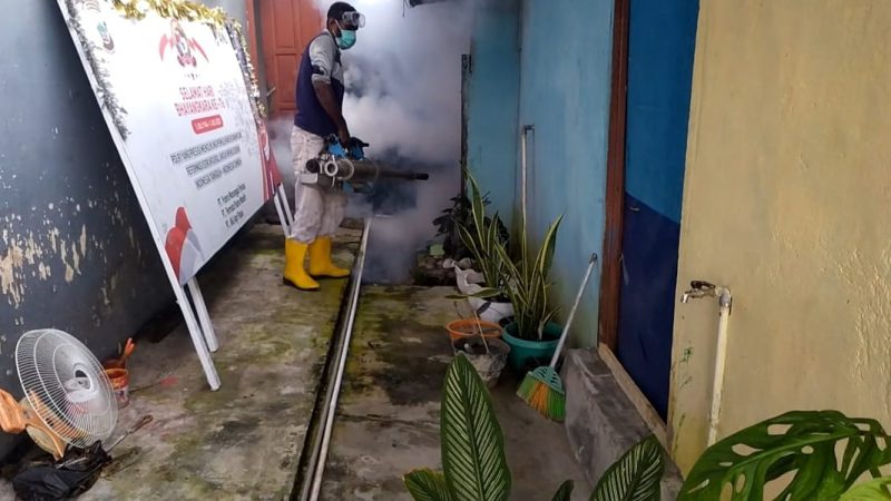 Fogging di Mapolres Sorong Selatan, Cegah Penyebaran Penyakit yang Disebabkan Nyamuk