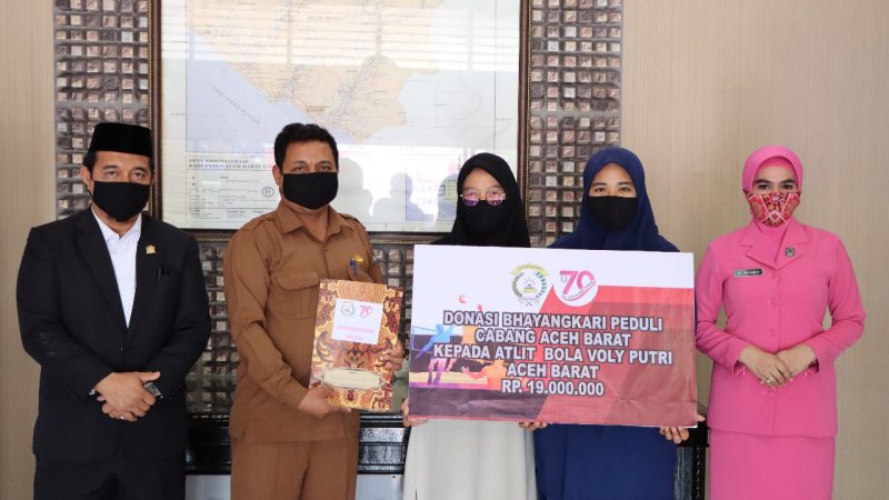 Wujud Kepedulian Ketua Yayasan Kemala Bhayangkari Cabang Aceh Barat Terhadap Atlit Volly Wanita 