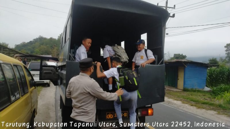 Polres Taput ( Sumut ) Bantu Mobilisasi Pelajar ” Dan Jawab Keluhan Sopir Angkot Saat Aksi Mogok Dampak Kenaikan BBM