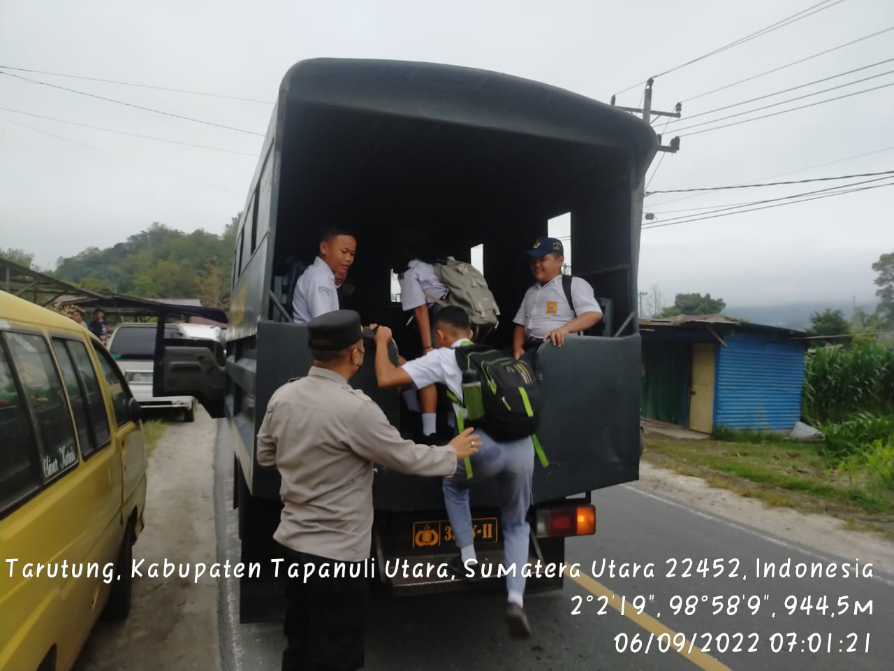 Polres Taput ( Sumut ) Bantu Mobilisasi Pelajar ” Dan Jawab Keluhan Sopir Angkot Saat Aksi Mogok Dampak Kenaikan BBM