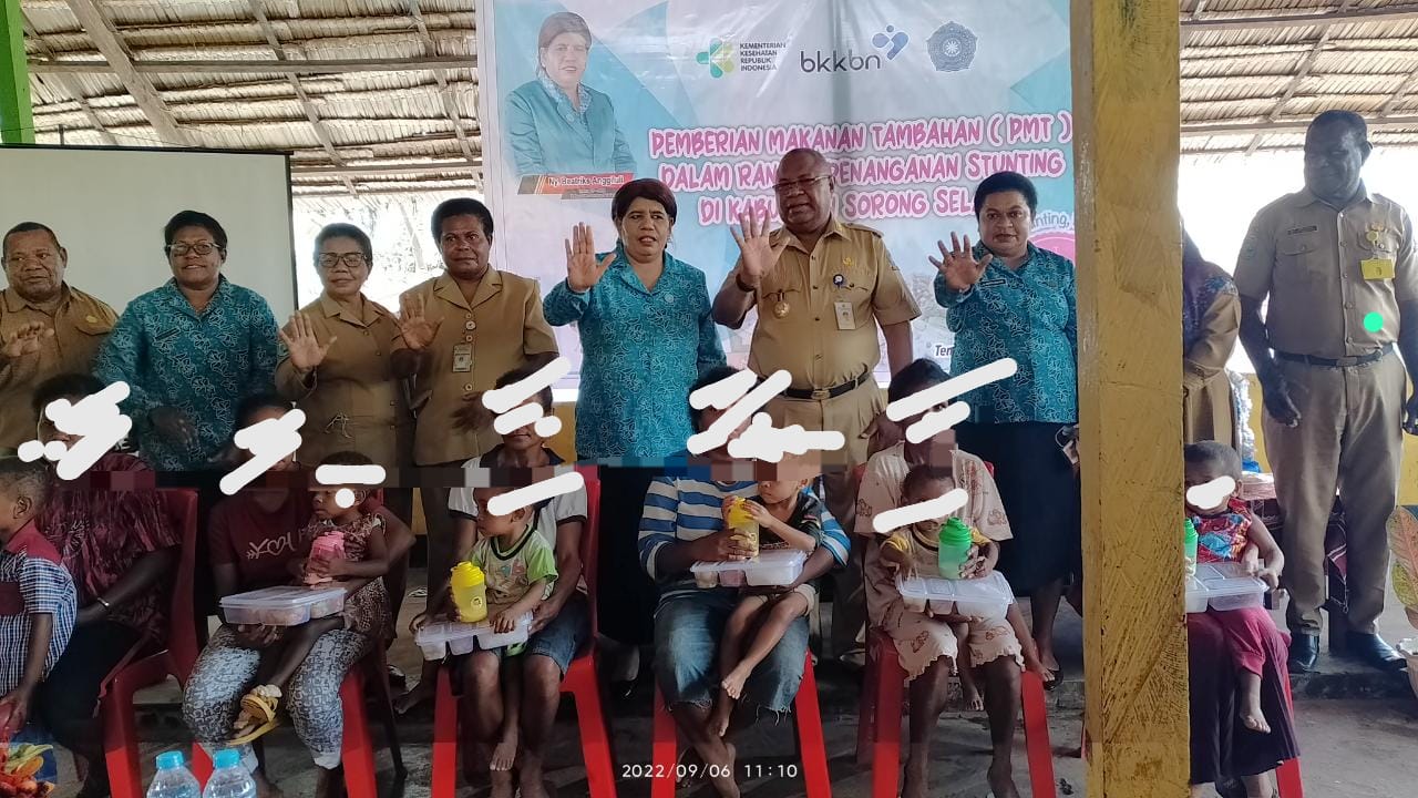 TP-PKK Sorong Selatan Beri Makan Tambahan Kepada Bayi Stunting di Kampung Sayolo