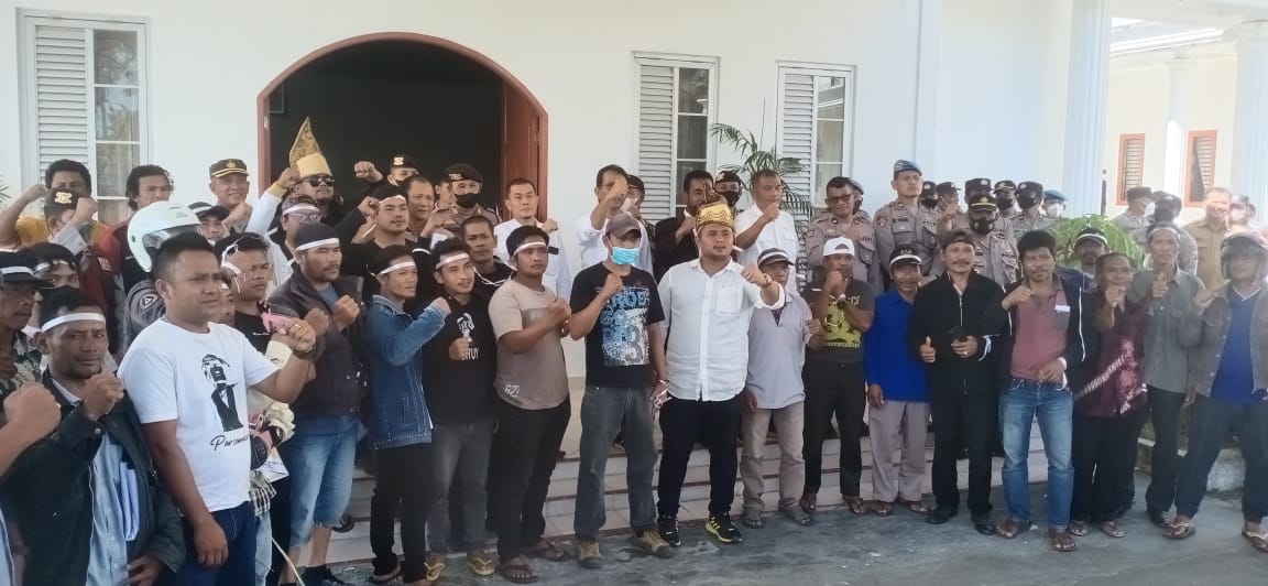Masa Demo Diajak Manortor Bersama Personel Polres Simalungun, Sampaikan Orasi Dengan Damai Dan Santun