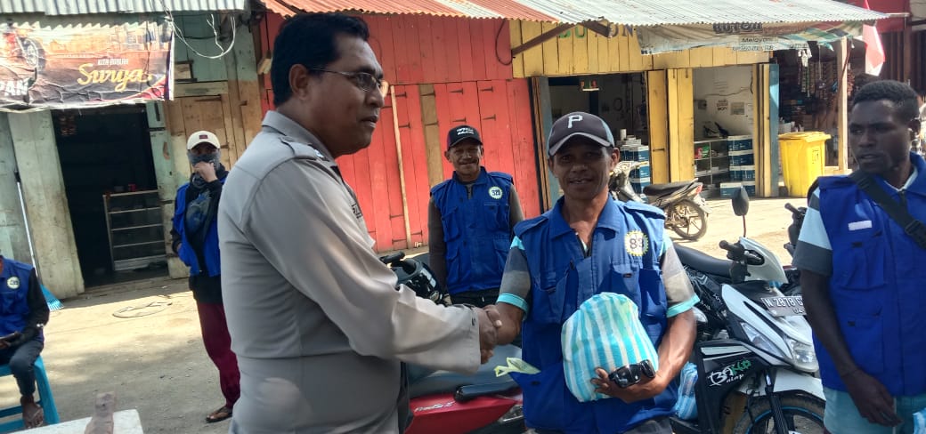Kapolres Tambrauw AKBP Bendot Dwi Prasetyo SIK Membagikan 50 Paket Sembako Kepada Nelayan dan Tukang Ojek