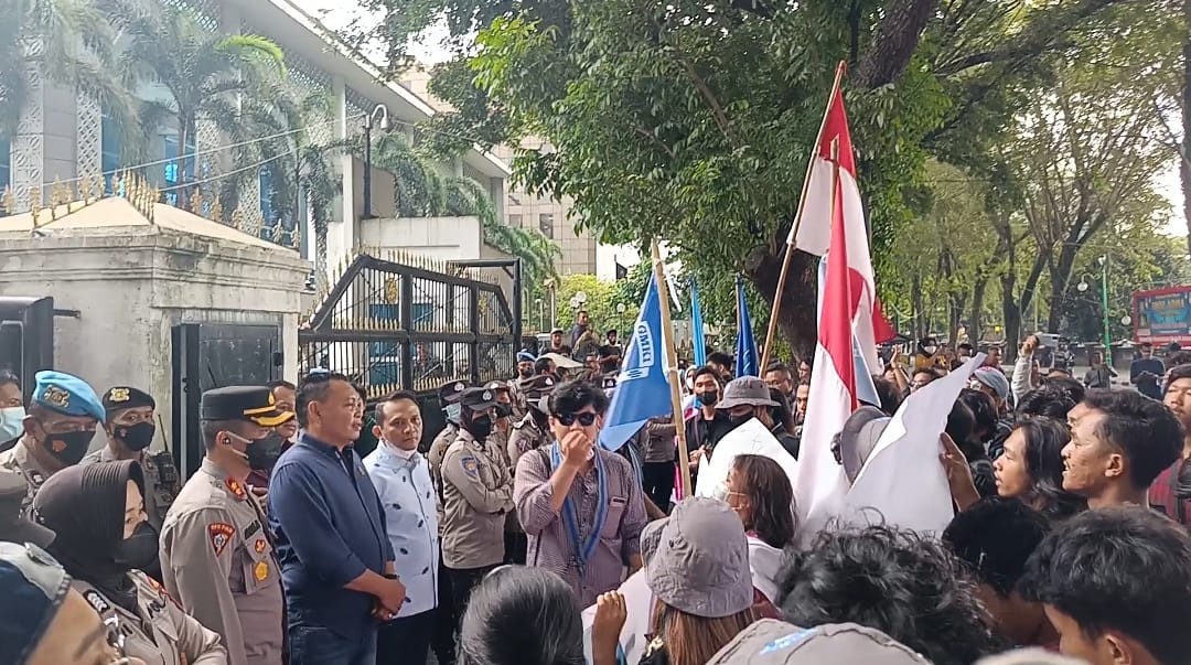 Ketua dan Sekretaris Fraksi Demokrat DPRD Sumut Temui Mahasiswa Yang Menggelar Aksi Demo Menolak Kenaikan Harga BBM