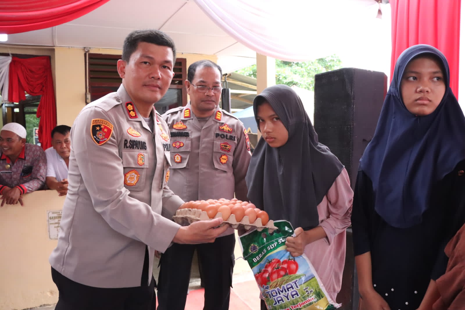 Kapolres Simalungun Berikan Bantuan Kepada Anak Yatim Piatu Saat Resmikan Polsubsektor Bandar Masilam