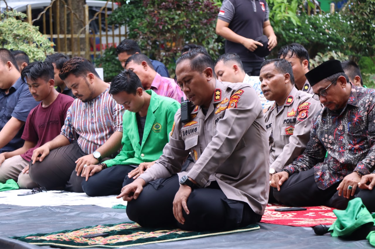 Kapolres Langsa Jadi Imam Shalat Untuk Pendemo Tolak Kenaikan BBM