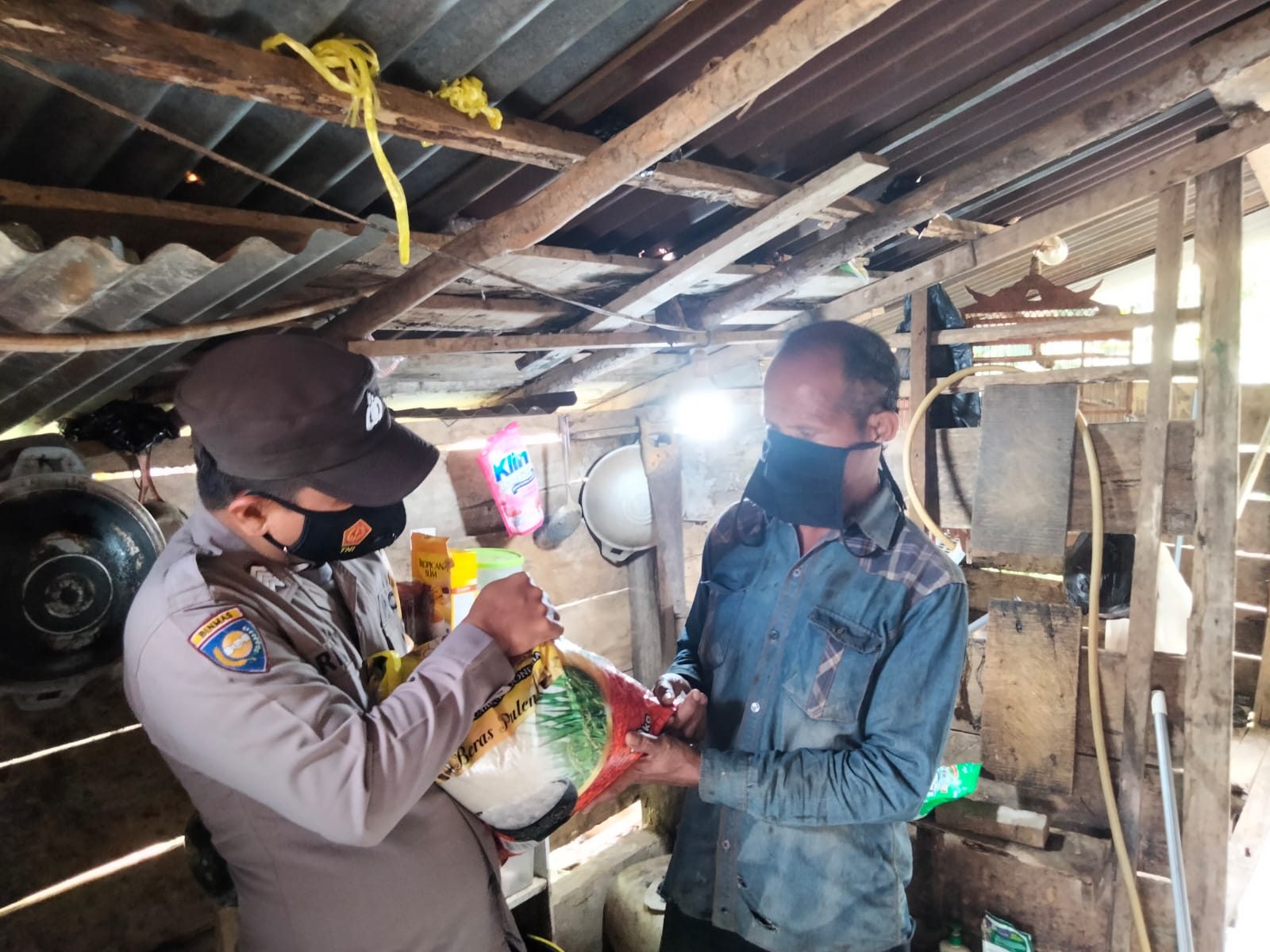 Peduli Sesama, Polsek Babat Toman Bagikan Bansos Untuk Warga Terdampak Naiknya Harga BBM