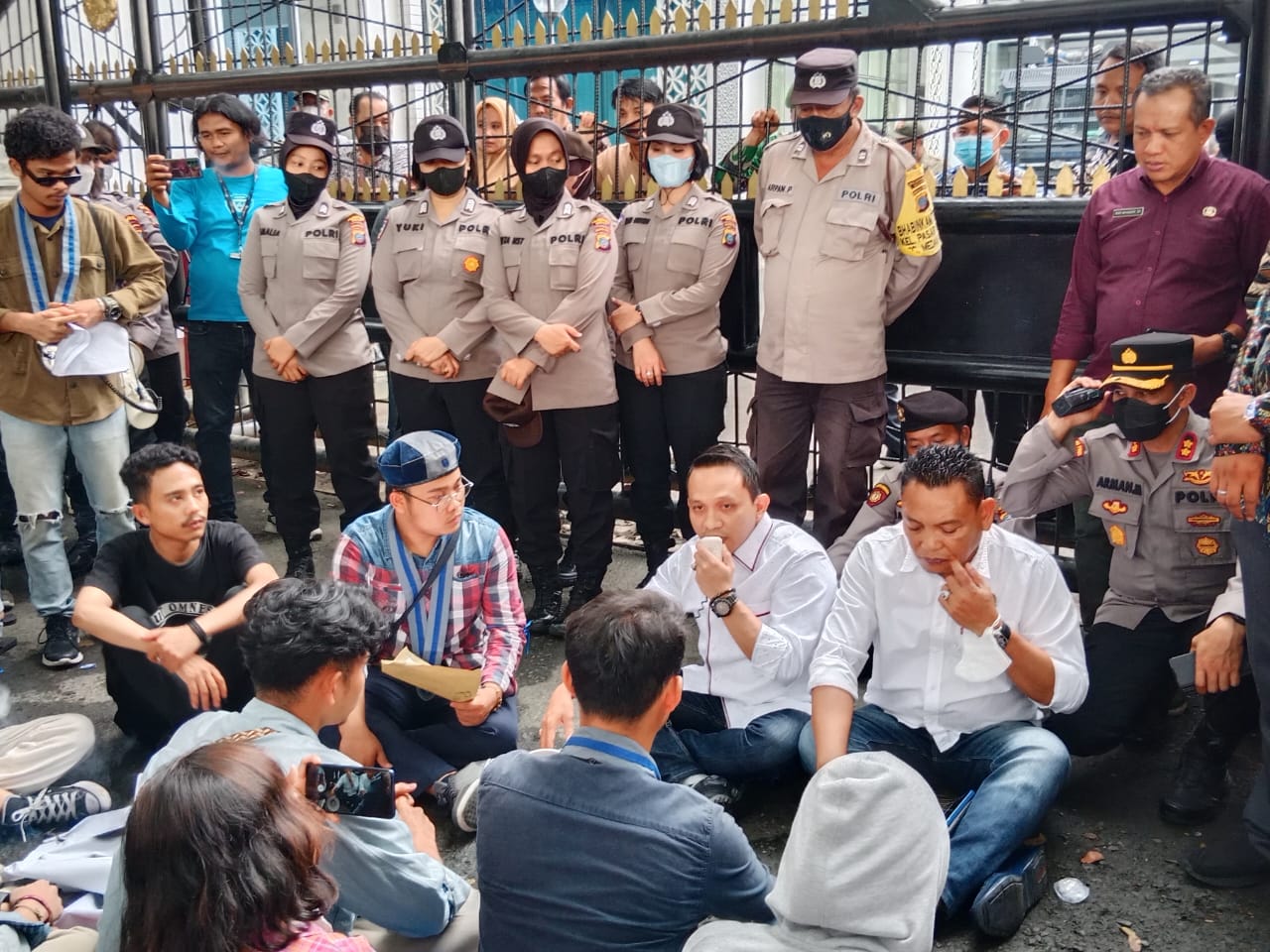 Sambil Duduk Bersama, Ketua dan Sekretaris Fraksi Demokrat DPRD Sumut Terima Aspirasi Mahasiswa yang Menolak Kenaikan Harga BBM