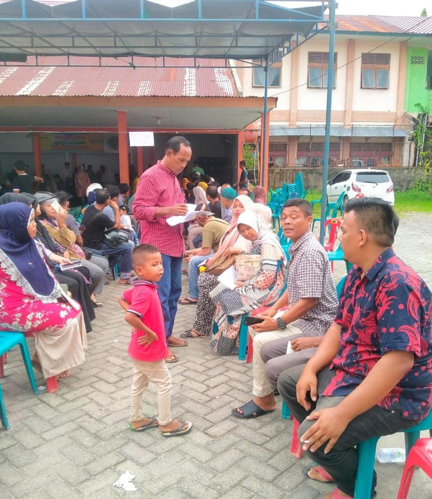 Warga Gampong Alue Dua Bakaran Bate Terima Bantuan BLT BBM di Kantor Pos
