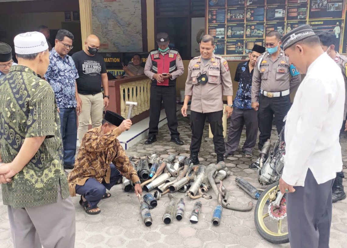 Kapolsek Parapat Pimpin Pemusnahan Puluhan Knalpot Blong