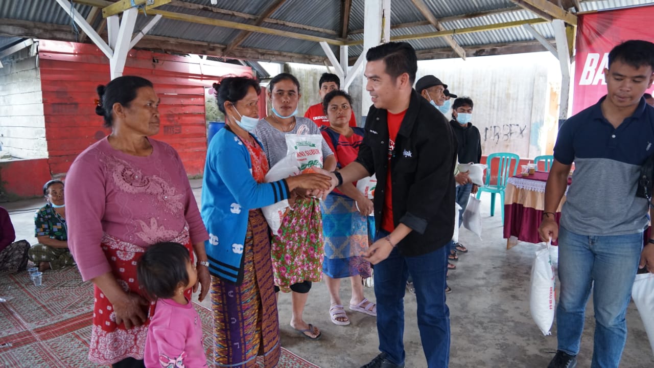 Bane Raja Manalu Bagikan Beras dan Memotivasi Emak-emak di Karo