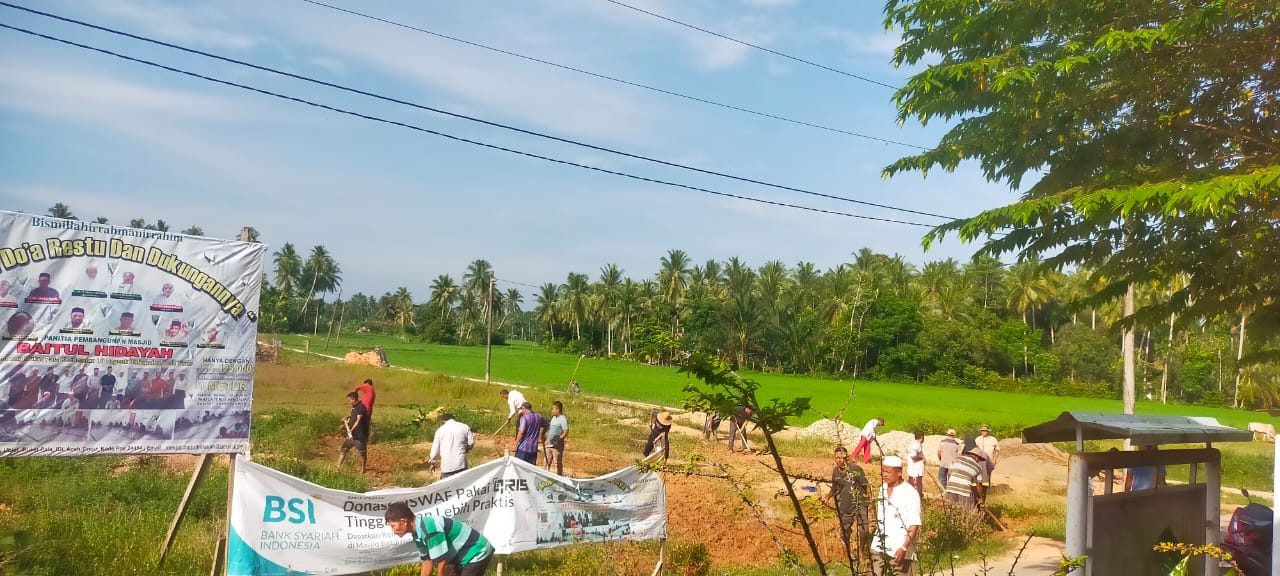 Gotong royong lahan masjid BAITUL HIDAYAH Gampong buket pala idi Rayeuk
