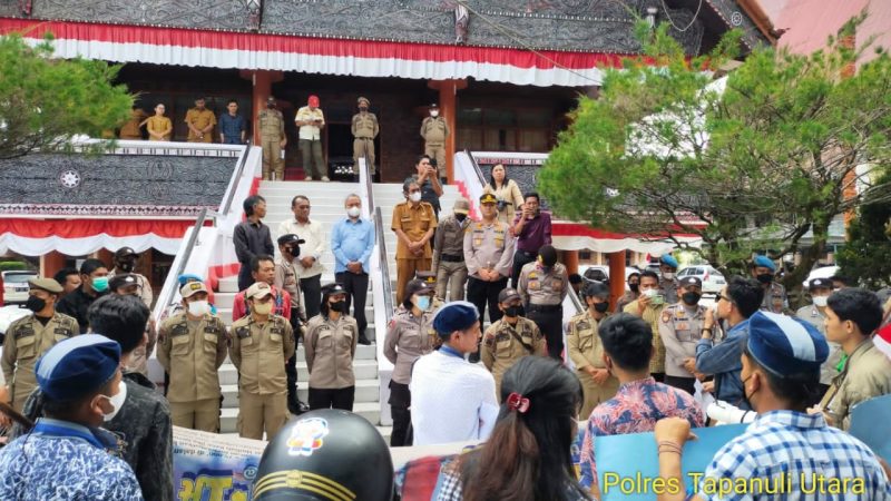 Polres Taput Kawal Dan Layani Dengan Humanis, Saat Massa GMKI Melaksanakan Aksi Unjuk Rasa ke Kantor DPRD Taput