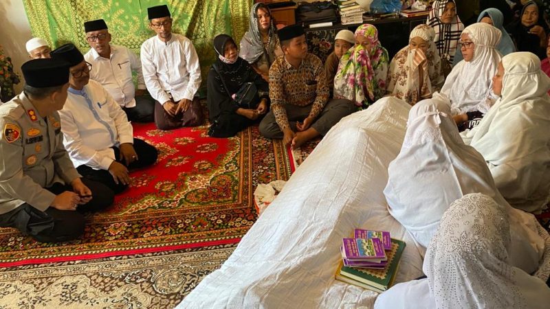 Kapolres Simalungun Melayat Ke Rumah Duka Ketua MUI Kabupaten Simalungun
