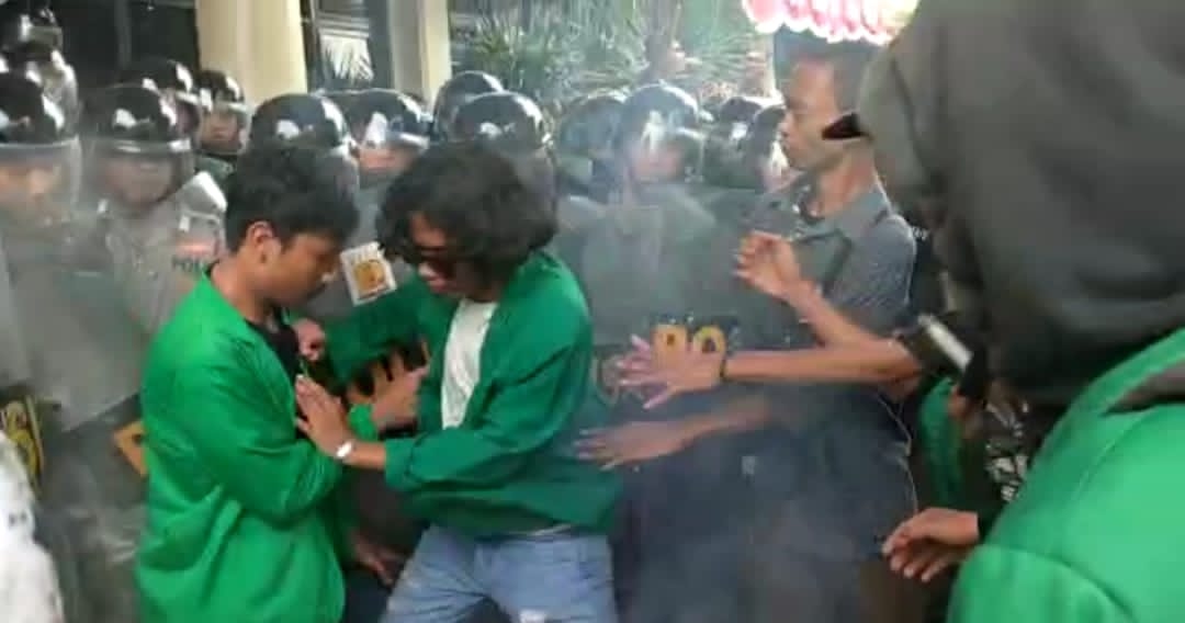 Anarkis, Demo Kenaikan Harga BBM di Lhokseumawe Dibubarkan
