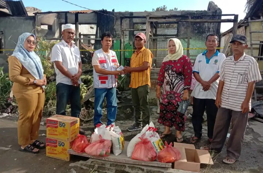 Ketua DPC Pejuang Bravo 5 Batu Bara dan Adnansyah Lubis Berikan Bantuan untuk Korban Kebakaran 