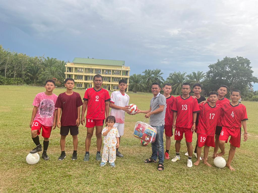 Wakil Ketua Gerindra Sumut Bagikan Baju Olahraga dan Bola Kaki di Pesantren Almukhtariya Paluta
