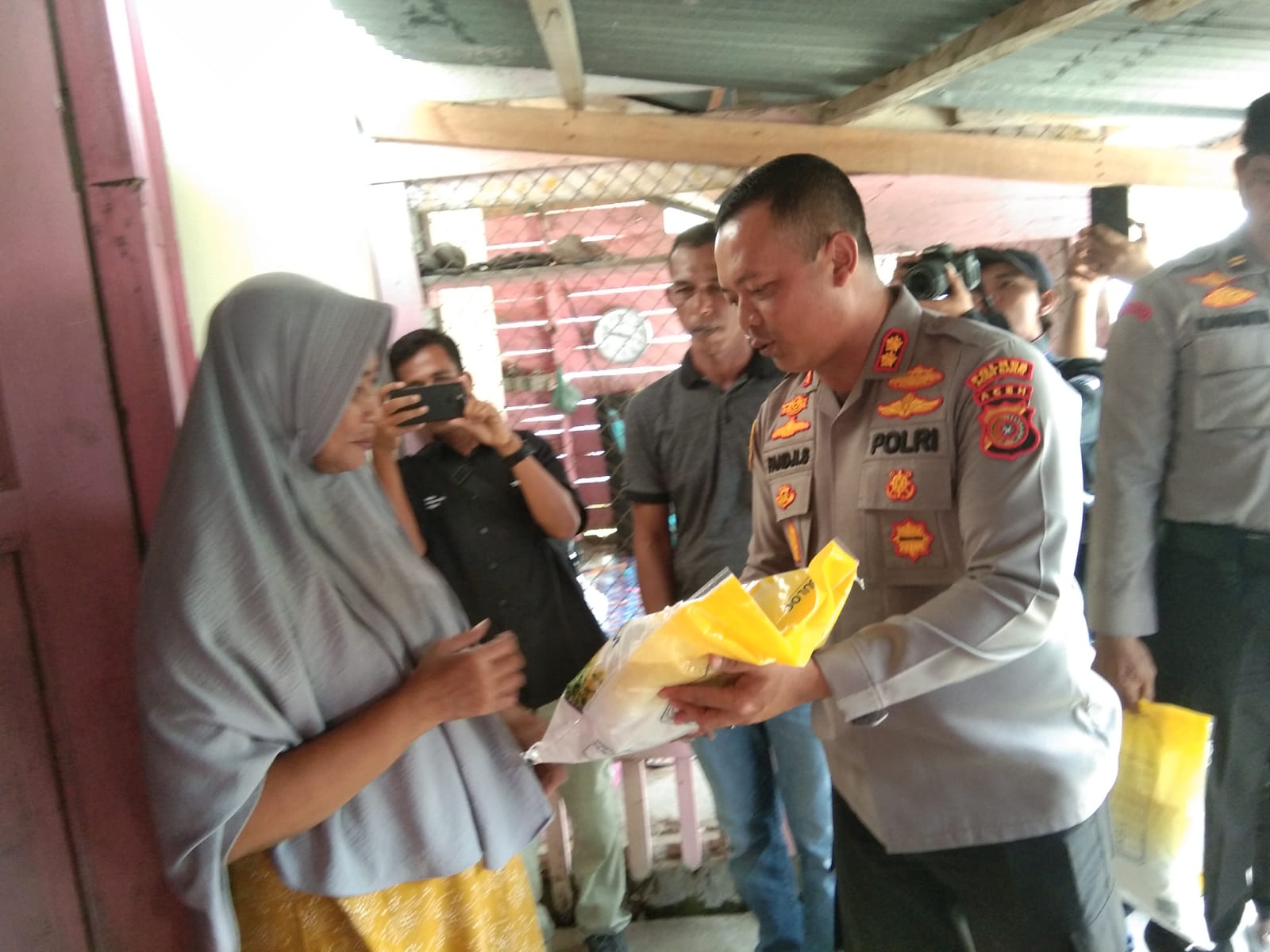 Polres Aceh Barat Salurkan Bantuan Beras untuk Nelayan