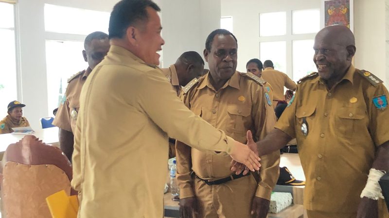 Pj.Bupati Dr. Bernhard E. Rondonuwu, S.sos, .M.si Minta Kepala Distrik Untuk Tetap Ada di Kantor Selama Jam Kerja