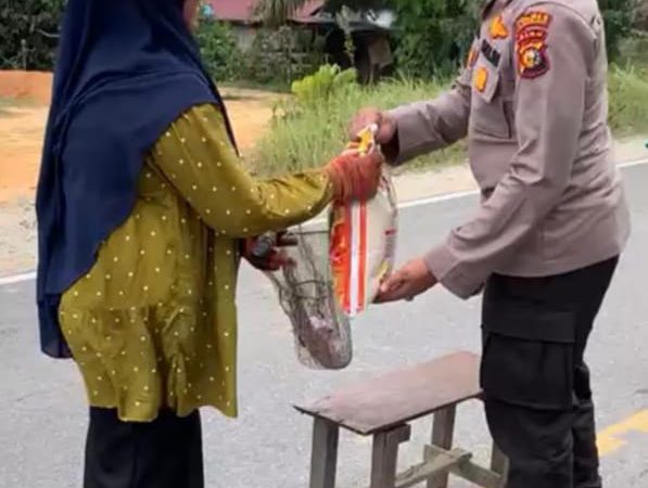 Diperjalanan, Kapolres Inhu Turun Langsung Berikan Bantuan Paket Sembako Bagi Masyarakat