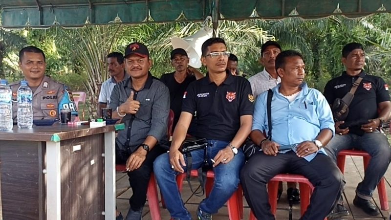 Ketua DPD Rimung Kila Aceh barat Teuku Salahuddin Beserta Anggota RKCA Mensponsori Turnamen Semi Ope Bola Kaki