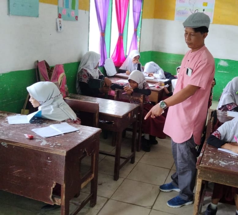 Menyedihkan, Papan Tulis Dan Meja Siswa SDN di Sergai Bolong