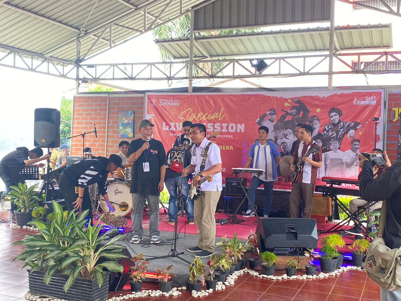 Rapper Indonesia Iwa K, Immaniar Dan Grup Neo Menghibur Warga Binaan Rutan Cipinang Kanwil Kemenkumham DKI Jakarta