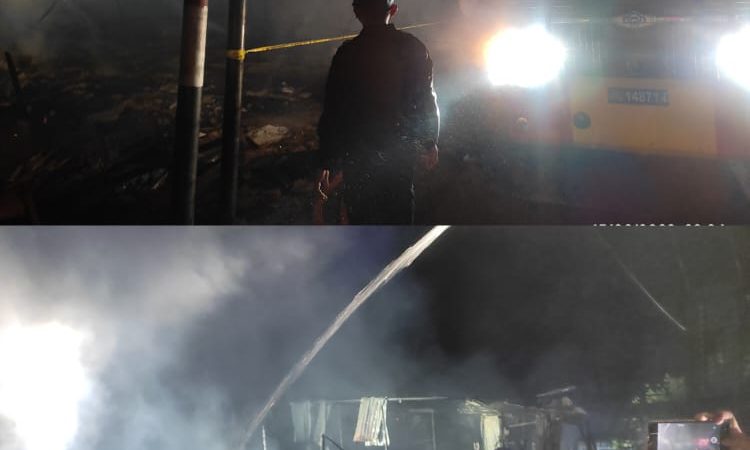 Brimob Aramiah Polda Aceh, Bantu Warga Padamkan Rumah Terbakar