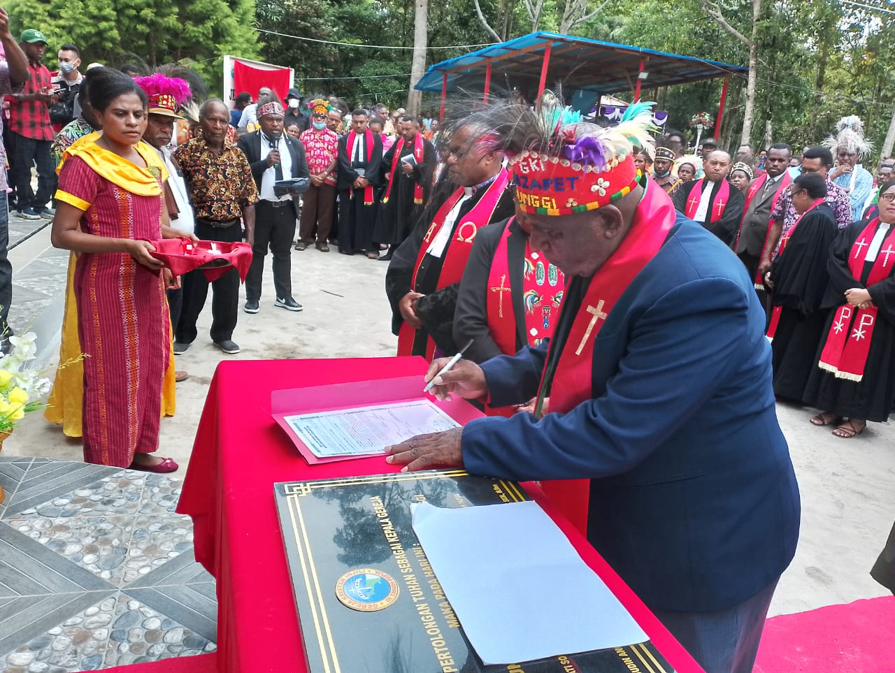 Diusia 73 Tahun Pendaratan Injil di Tanah Itaro Generasi Howay Pantai Persembahkan gedung Gereja menjadi Aset GKI di Tanah Papua.