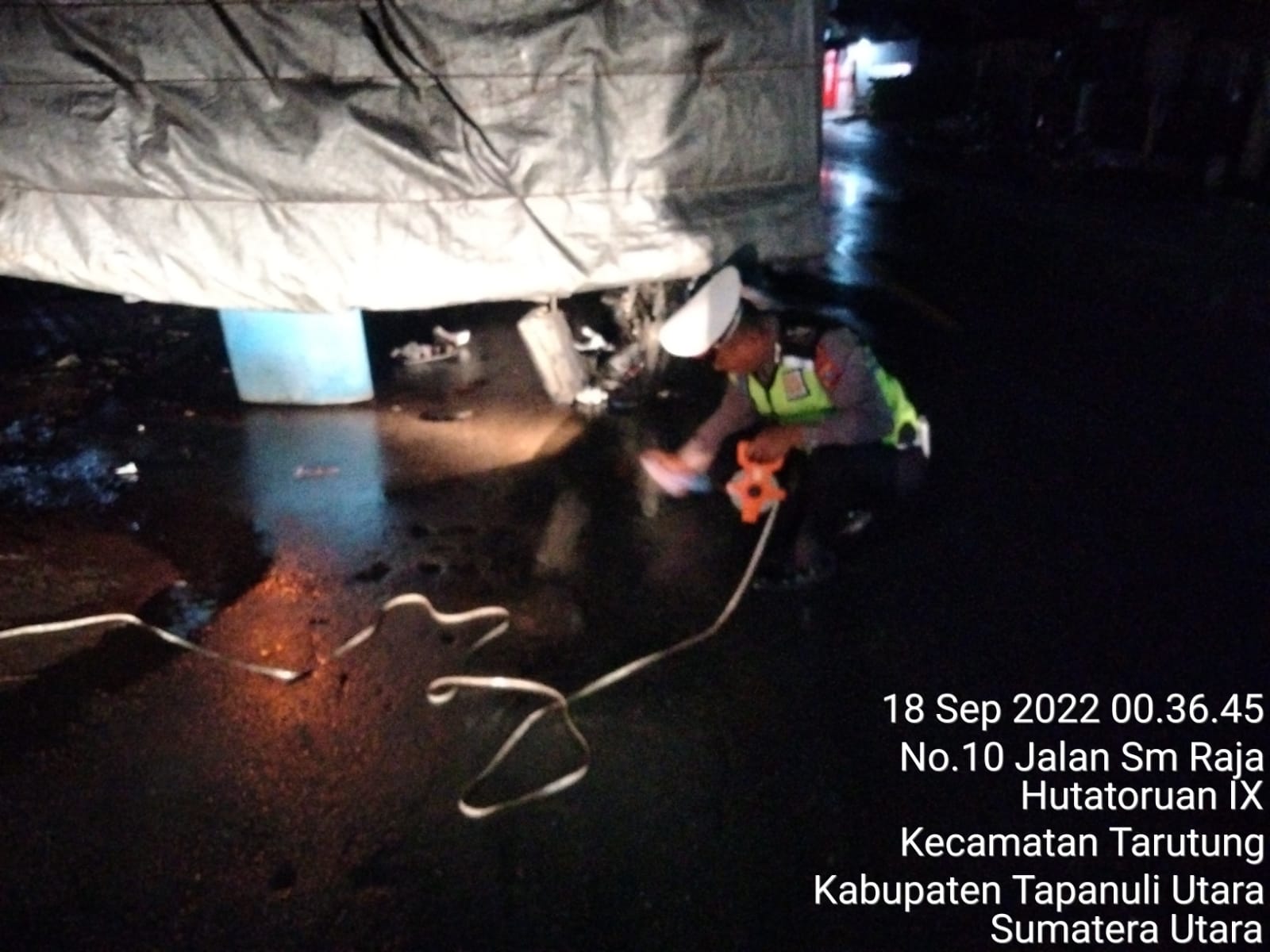 Sepeda Motor Tabrak Mobil Truck Dari Belakang Saat Parkir , 2 Tewas di TKP 1 Orang Luka Berat