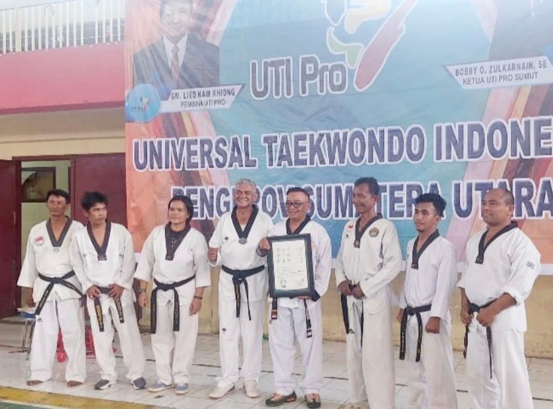 Di Sela UKT 175 Atlet, Ketua UTI-Pro Sumut Bobby Zulkarnain Terima Sertifikat Dan 2 Kukkiwon