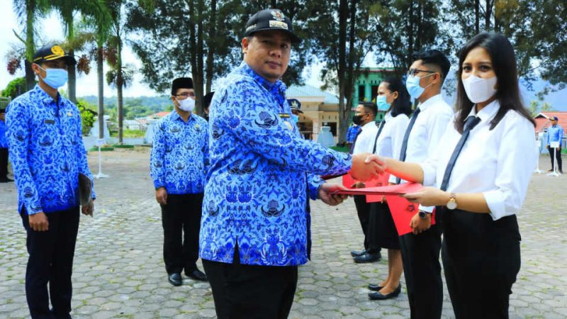 Bupati Vandiko Gultom Serahkan SK 237 CPNS.