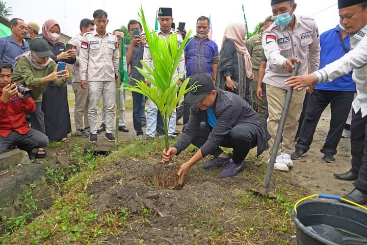 Zahir Dukung Penghijauan di Desa Simodong Tanam Bibit Pohon Pinang