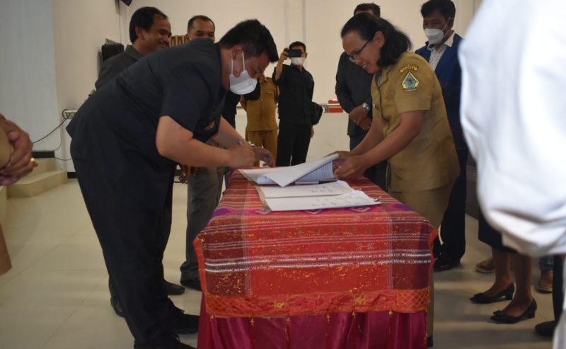 Pemerintah dan DPRD Samosir Tandatangani Nota Kesepakatan Perubahan KUA dan PPAS APBD