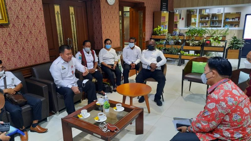 Pj. Bupati Dr. Bernhard E. Rondonuwu, S.Sos, M.Si Serahkan Surat Permohonan Pembukaan Aplikasi e-formasi