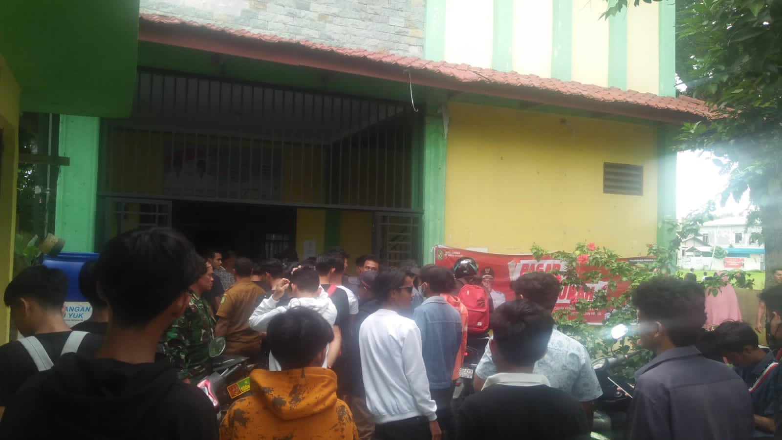 Diduga Melarang Masyarakat Laksanakan Pasar Malam , Lurah Pangkalan Masyhur Di Geruduk Warga
