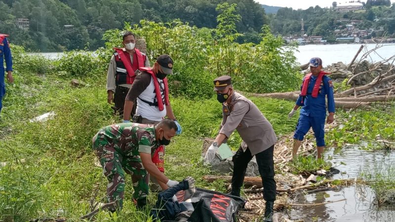 Kapolsek Parapat Bantu Evakuasi Sosok Mayat Wanita Mengapung di Danau Toba