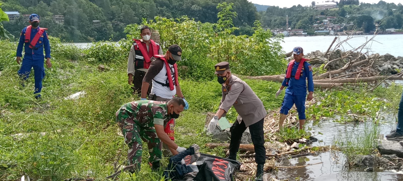 Kapolsek Parapat Bantu Evakuasi Sosok Mayat Wanita Mengapung di Danau Toba