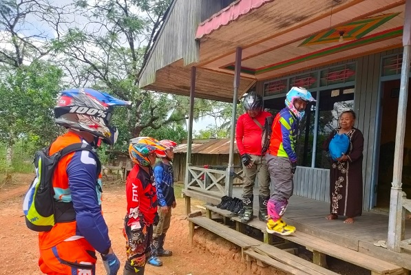Kapolres Kukar Naik Motor Trail untuk Bagikan Sembako kepada Warga Kurang Mampu