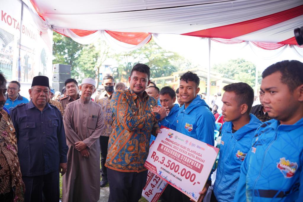 Telah Bantu Pemko Binjai Layani Warga, Ketua Komwil I APEKSI Bobby Nasution Serahkan Bantuan