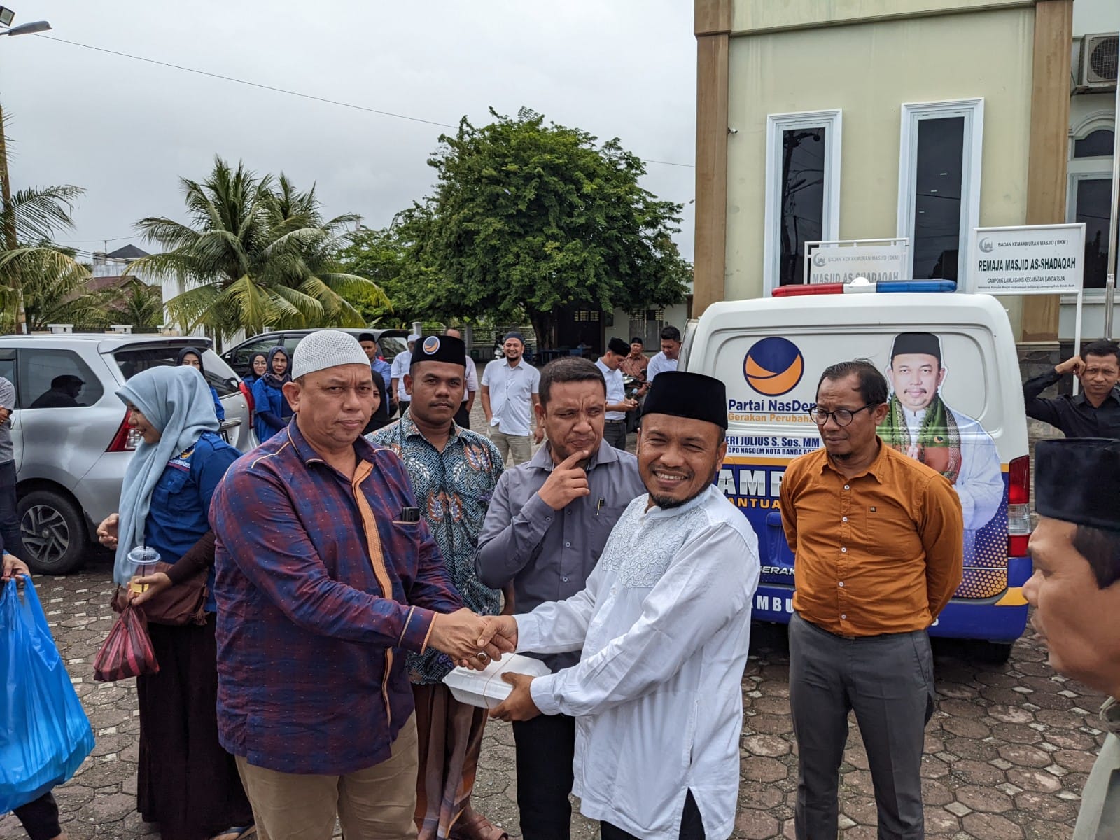 DPD NasDem Banda Aceh. Berbagi Ayam Penyet di Hari Jum’at