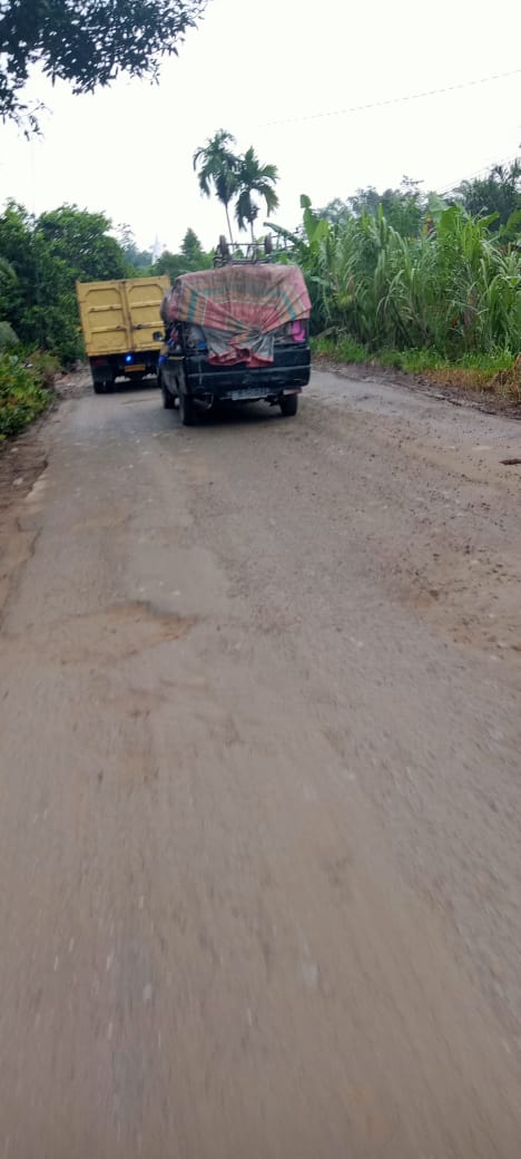 Warga Menilai, Camat Pangkatan Tanggap Keluhan Warga Terkait Jalan Lintas Yang Rusak Berat